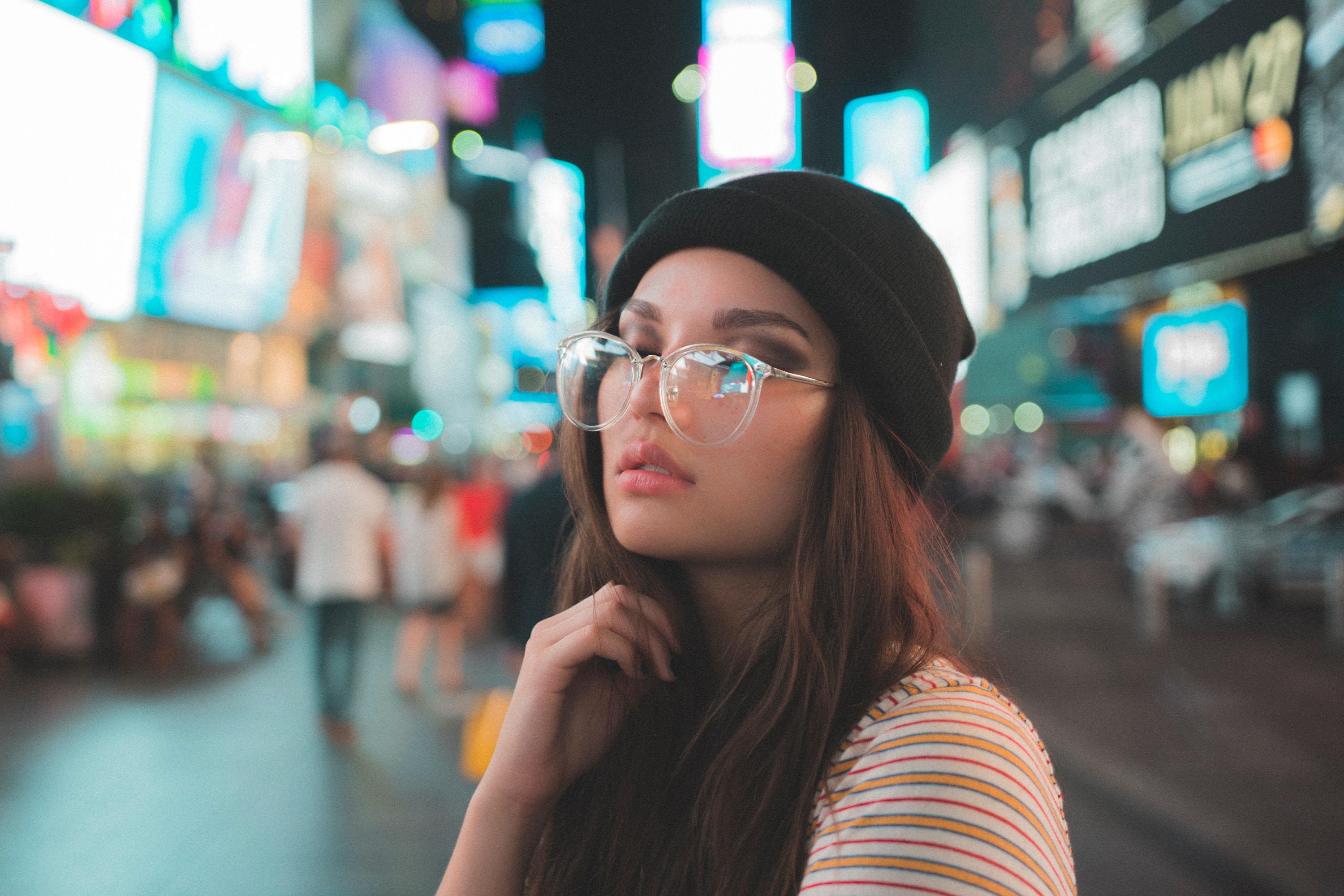 電話占いの時間について悩んでいる女性のイメージ画像