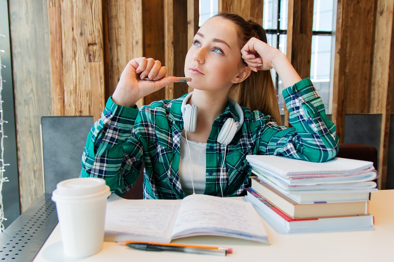 電話占いが復縁に合っている理由を考えている女性のイメージ画像