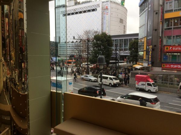 西村フルーツパーラーの2階から撮影した渋谷スクランブル交差点の写真