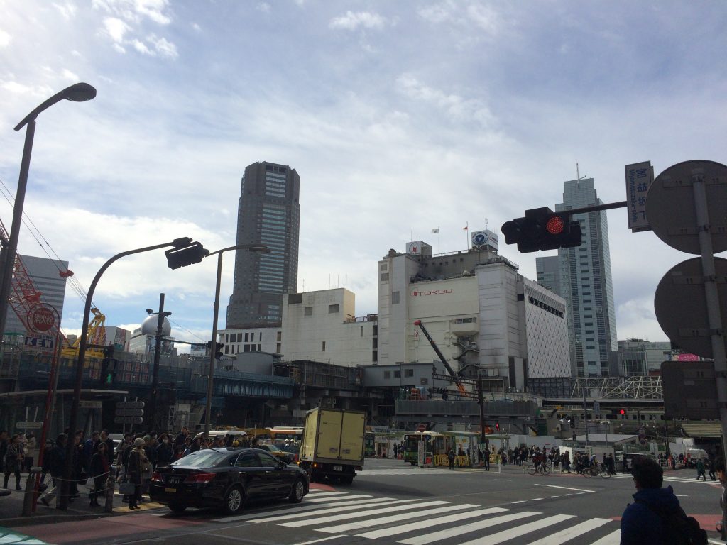 青空のもと、宮益坂下交差点から撮影した渋谷東急の写真