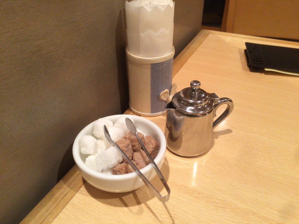 おまかせ亭のテーブルに置いてある白と茶色の角砂糖の写真
