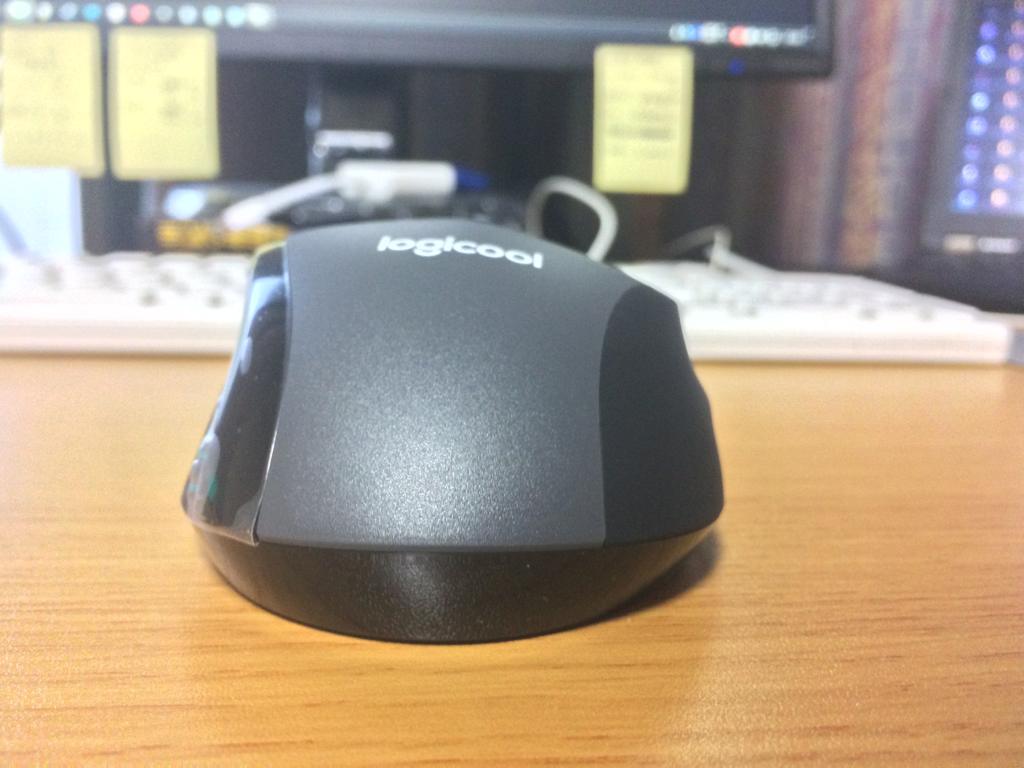 ロジクール(Logicool)のM705 Marathon Mouse)を後ろから撮影した写真