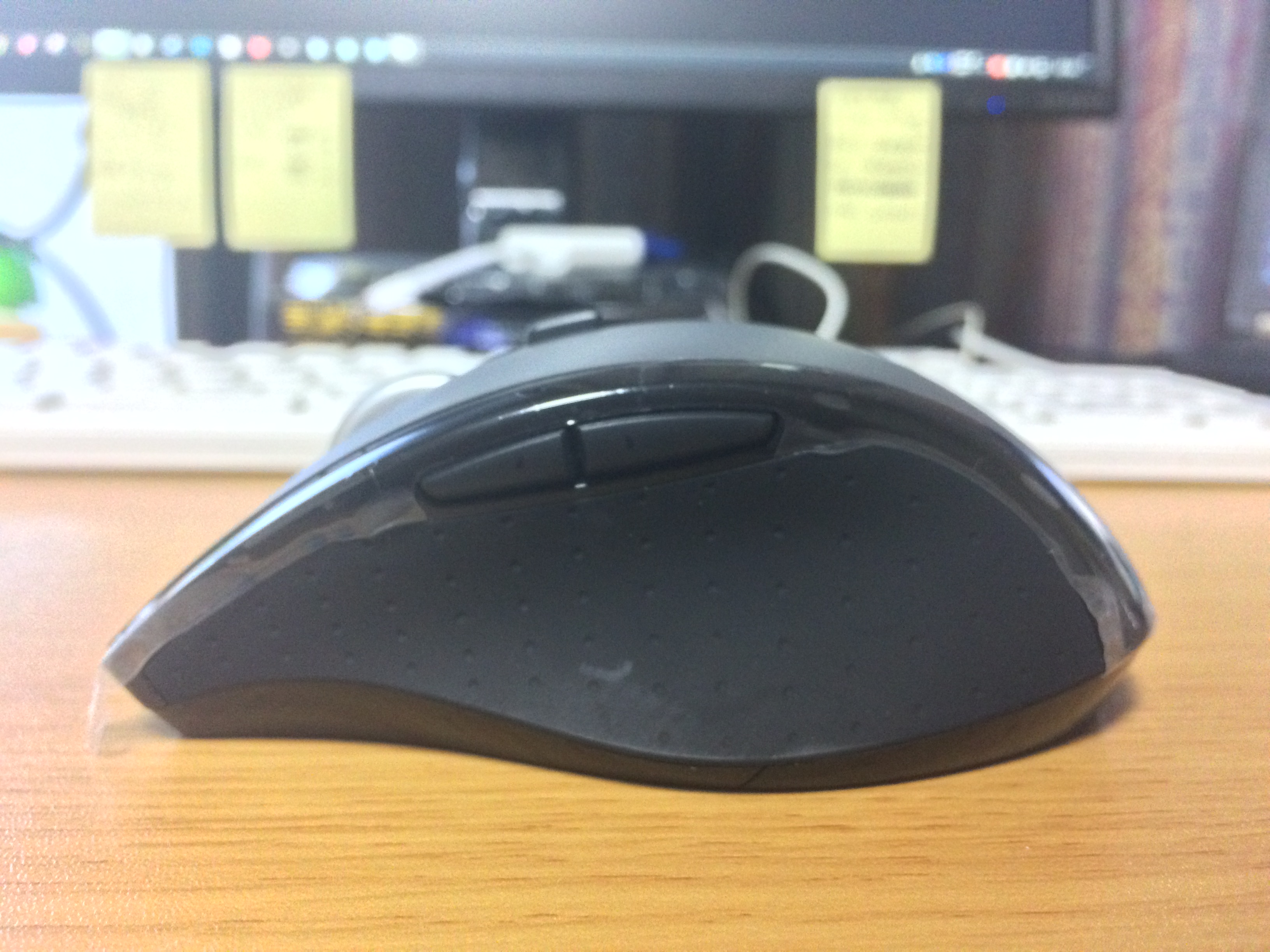 ロジクール(Logicool)のM705 Marathon Mouse)の横面を撮影した写真