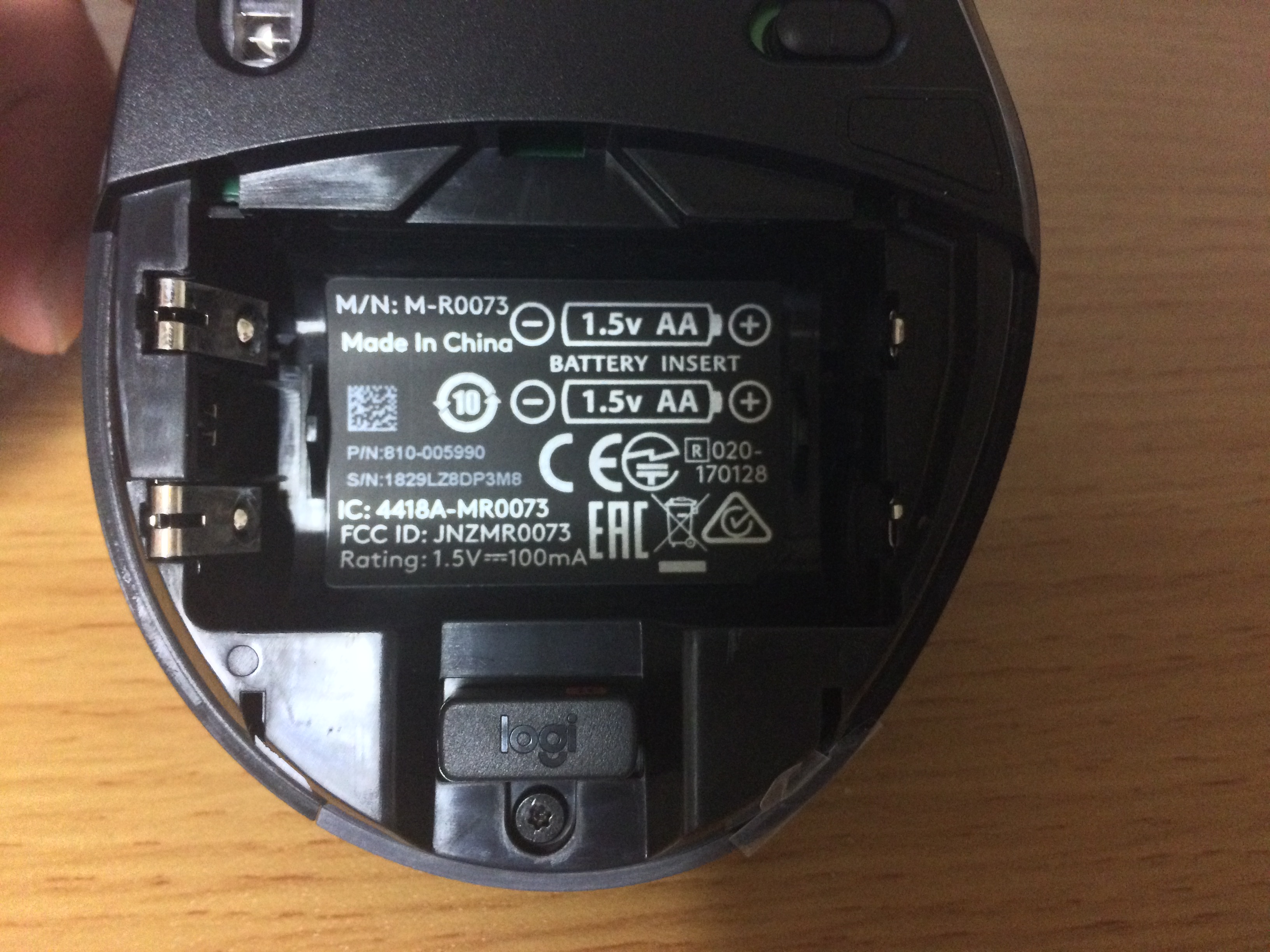 ロジクール(Logicool)のM705 Marathon Mouse)のレシーバーが格納されている場所の写真