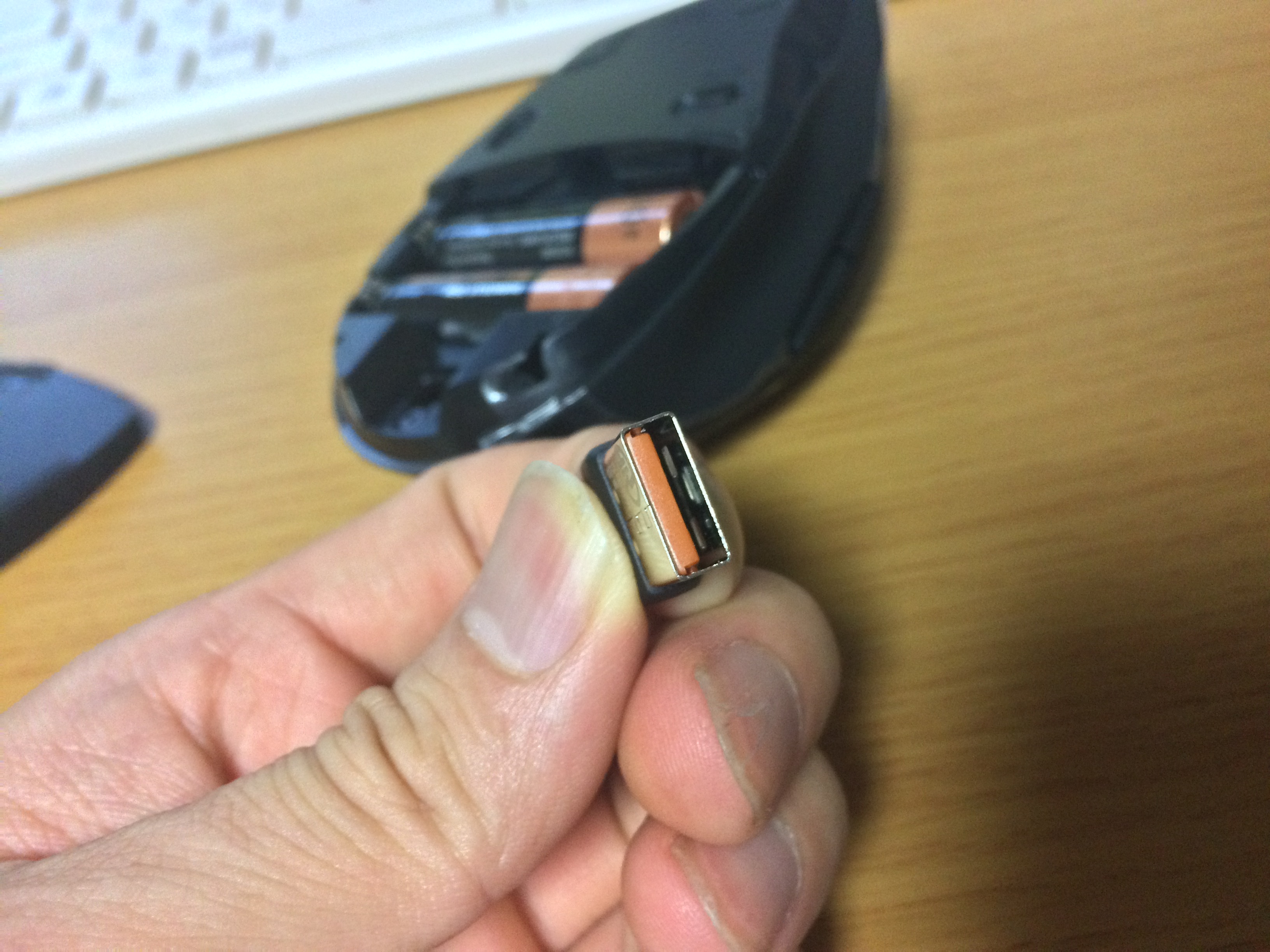 超小型のロジクール(Logicool)のM705 Marathon Mouse)のレシーバーの写真