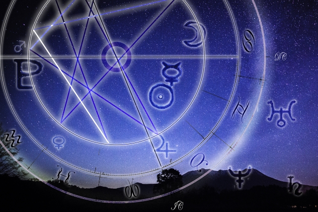 夜空に浮かぶ占星術のイメージの画像
